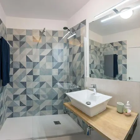 Lejlighed 300 M Beach, Ocean View, Refined, Wi-fi, Fiber